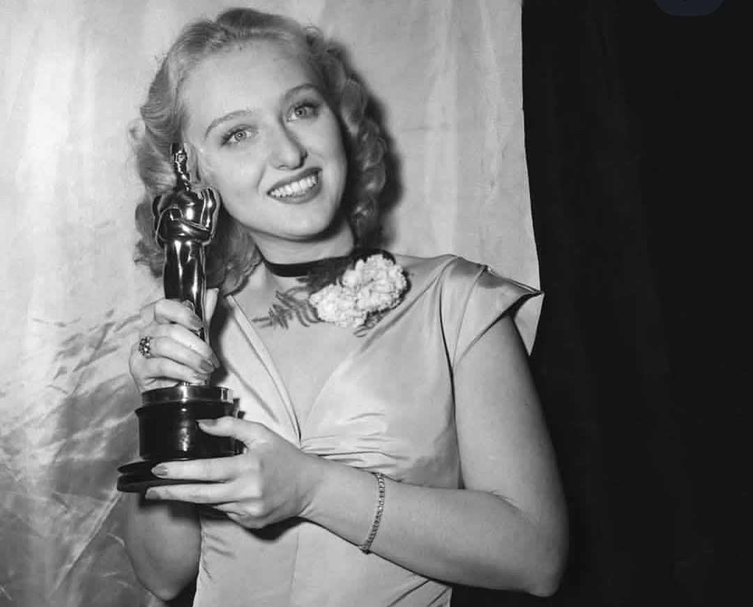 9 Actors Who Won Oscars Despite Barely Being on Screen