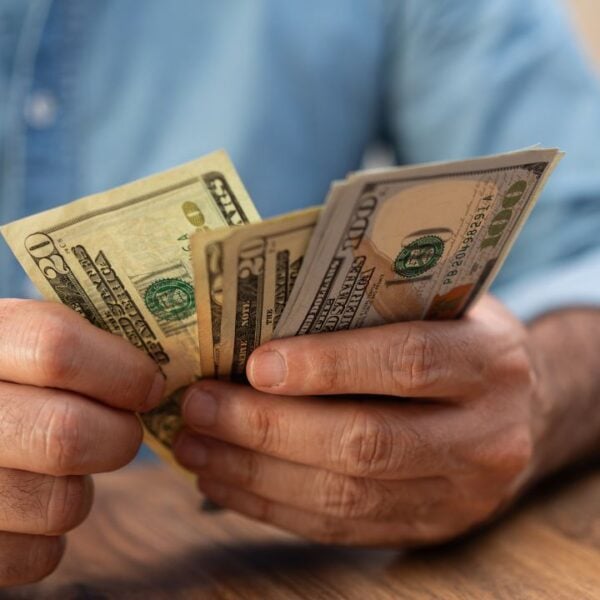 Strangers Offered To Share “Found” Cash Outside Walmart. The Victim Lost $500