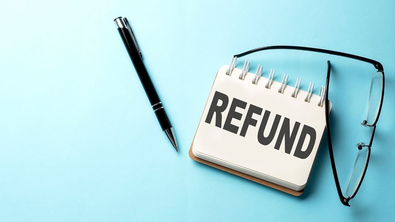 Refund text written on a notepad