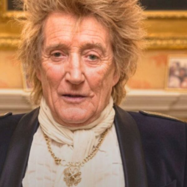 Rod Stewart Stops Mid-Song to Correct a Note at $1.7 Million Charity Benefit