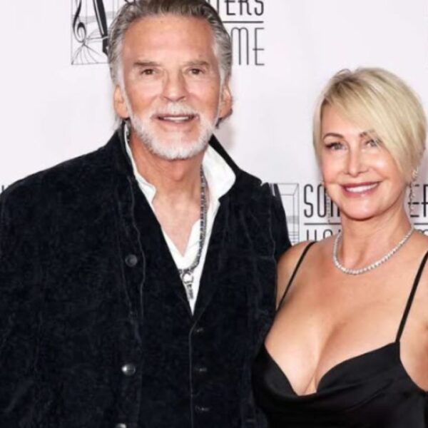 Kenny Loggins Reveals He Secretly Eloped With Longtime Partner Lisa Hawkins in Hawaii