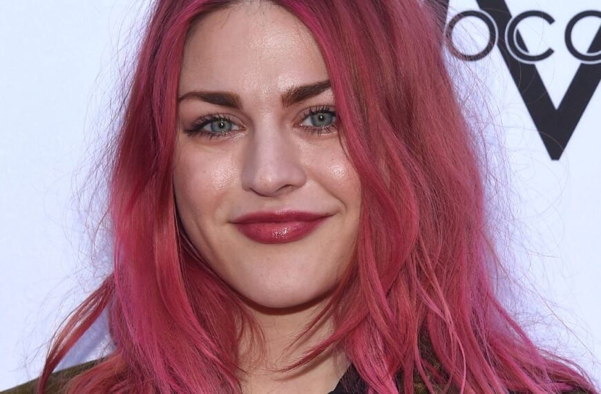 LOS ANGELES - APR 08: Frances Bean Cobain arrives to the Daily Front Row Fashion Awards on April 8, 2018 in Beverly Hills, CA