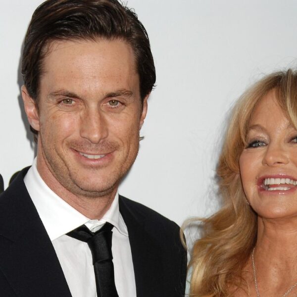 Oliver Hudson Says Growing Up With ‘Icon’ Mom Goldie Hawn Left Him Wrestling With Insecurity